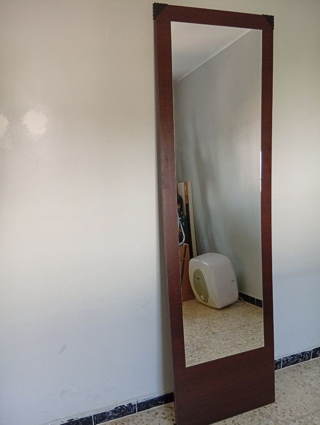 Espejo de madera color vengue.