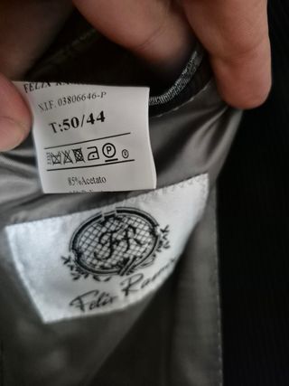 Traje novio negro con chaleco plata y corbata.
