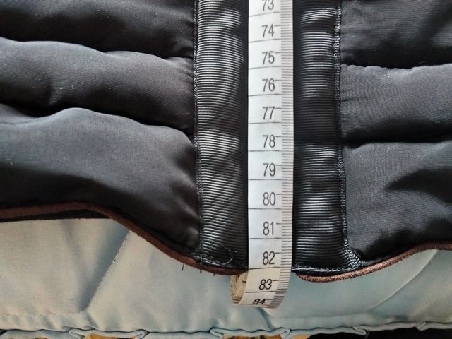 Abrigo negro de Stradivarius.