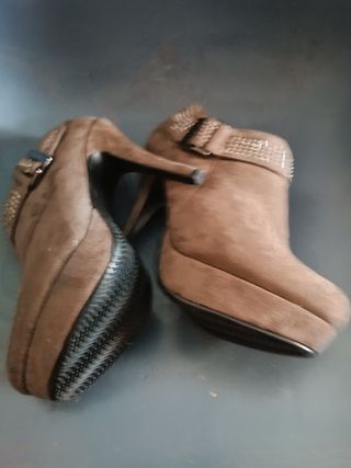 Stivaletti scamosciati marroni