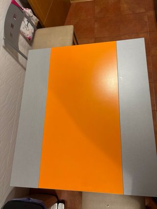 Mesa cocina plegable con sillas y taburetes