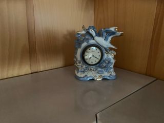 Reloj porcelana pájaro