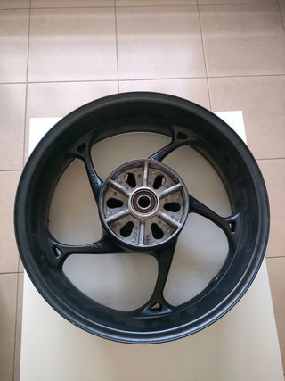 Llanta trasera Triumph street triple 765