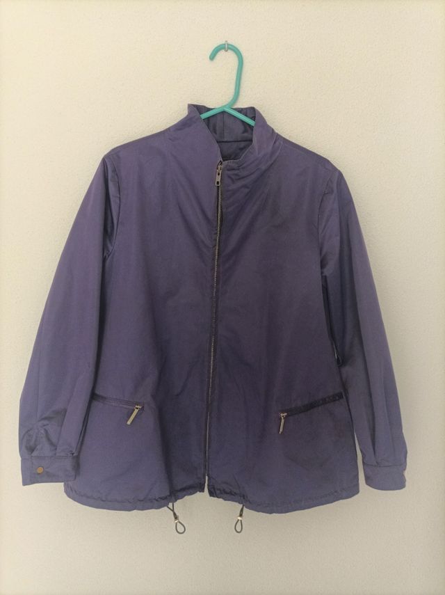 Chaqueta impermeable morada.