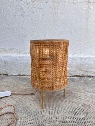 Lámpara mimbre dorada - sobremesa