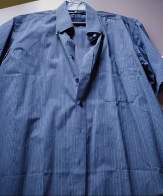 Camisa J&J para hombre.