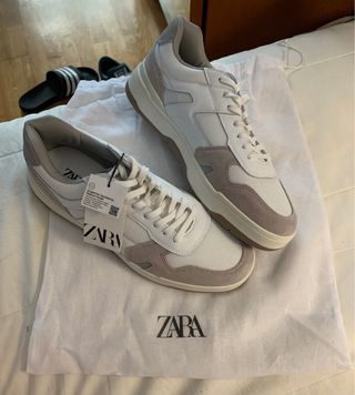 Zapatillas Zara blancas y grises con etiqueta