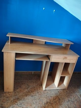 Escritorio madera estudio con estantes y lampara