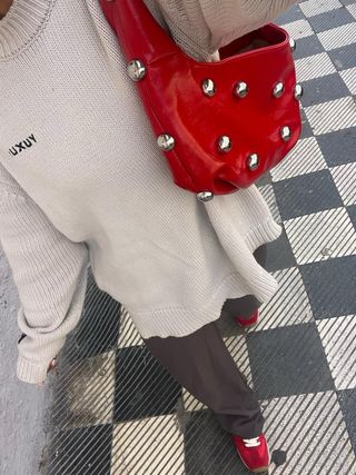 Bolso rojo con tachuelas