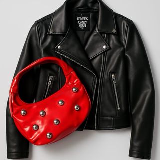 Bolso rojo con tachuelas