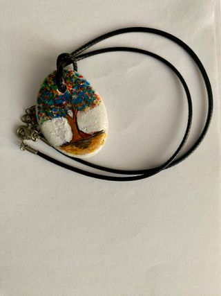 Collar con piedra pintado a mano