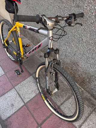 Bicicleta montaña BH Jumper + casco