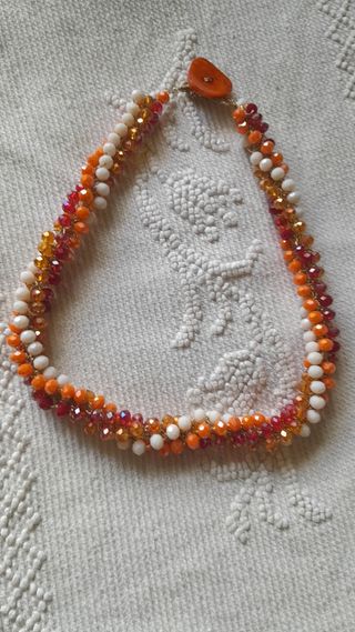 Collana sfaccettata arancio-rosso