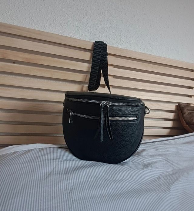Bolso bandolera estilo riñonera