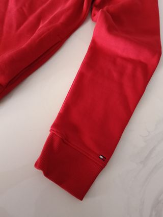 Sudadera de niño con capucha Tommy Hilfiger roja.
