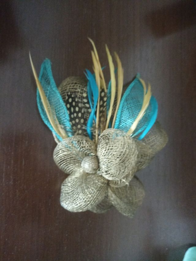 Tocado con plumas dorado-turquesa