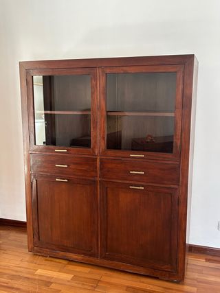 Vitrina madera oscura con cristal