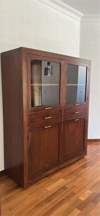 Vitrina madera oscura con cristal