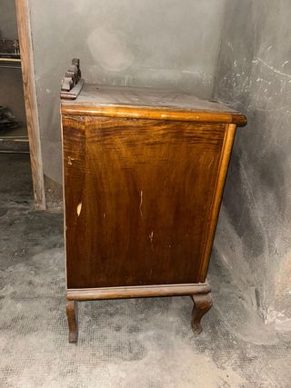 Mesita de madera marrón antigua