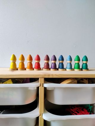 Muñecos y discos arcoíris Montessori madera