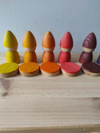 Muñecos y discos arcoíris Montessori madera