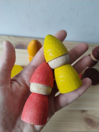 Muñecos y discos arcoíris Montessori madera