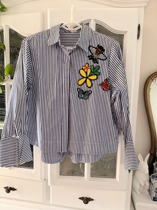 Camisa a rayas azul y blanca