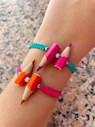 Pulsera lápices de colores hecha a mano 