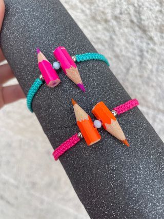 Pulsera lápices de colores hecha a mano 