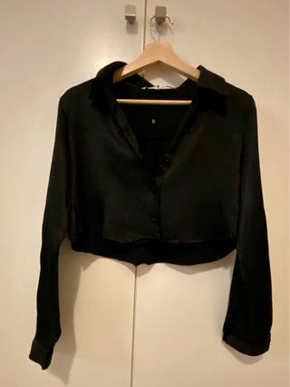 Pantalones Zara negros y crop top satin 
