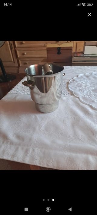 Cubitera metálica plateada con pinzas