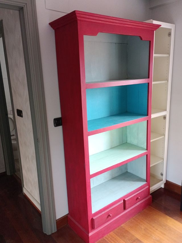 Librería de teka multicolor pintada a mano.