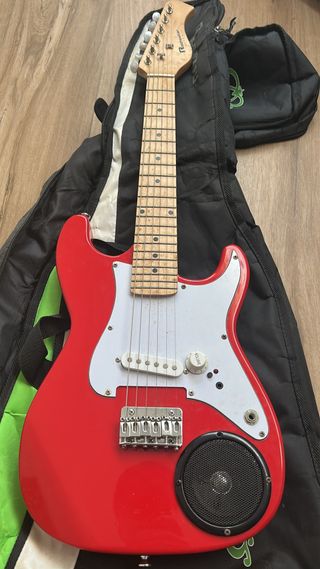 Guitarra eléctrica roja pequeña
