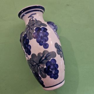 Jarrón porcelana azul y blanco de 16 cm de altura.
