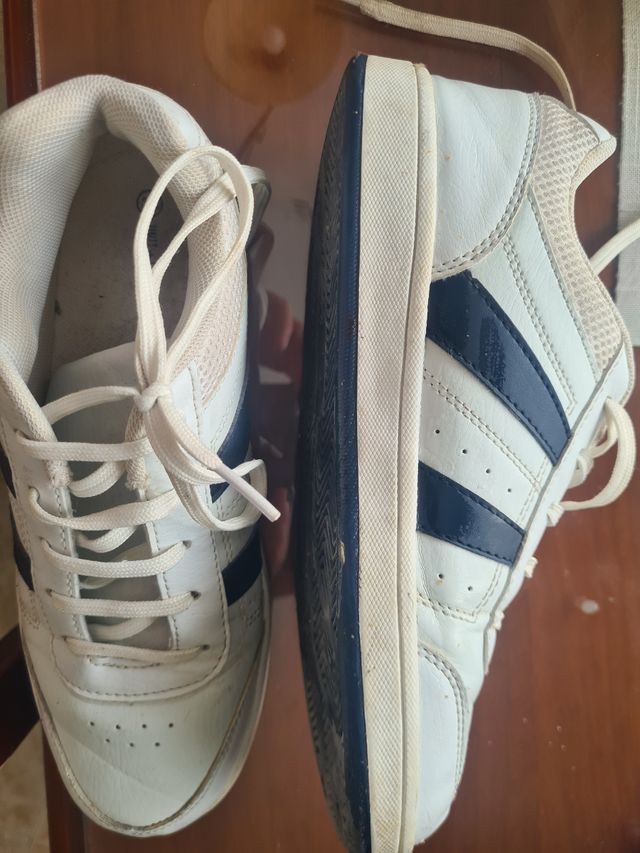 Zapatillas casual blancas y azules