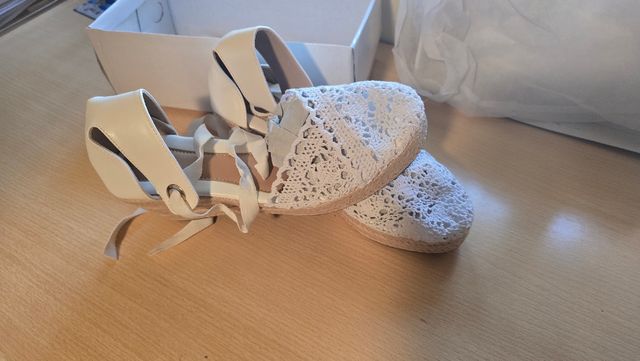 Zapatos cuña beige y blanco