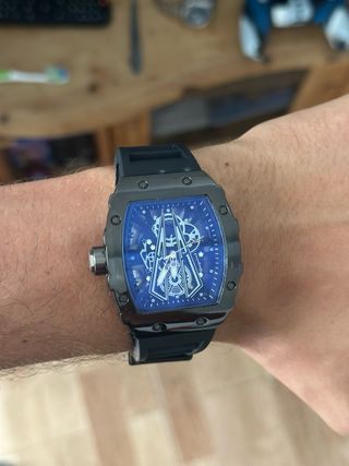 Reloj de pulsera negro y azul