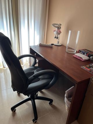 Mesa escritorio con cajonera de madera.
