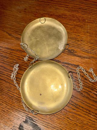 Balanza antigua dorada de latón