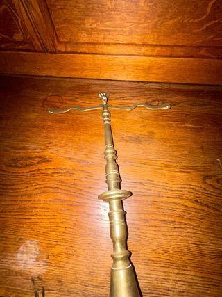 Balanza antigua dorada de latón