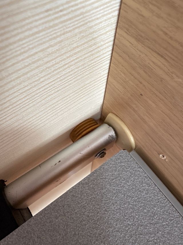 Mesa auxiliar para camper o autocaravana.