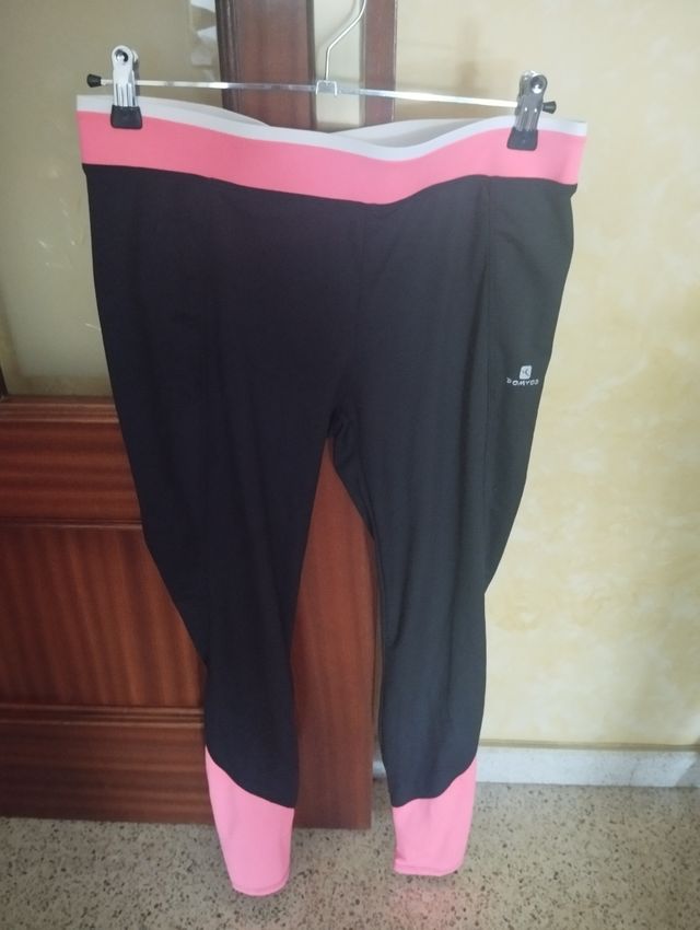Leggins deportivos DOMYOS negros y rosas
