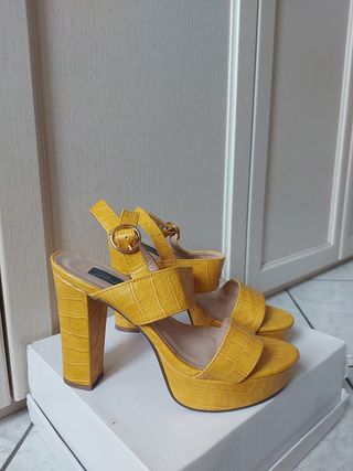 Sandali gialli tacco alto