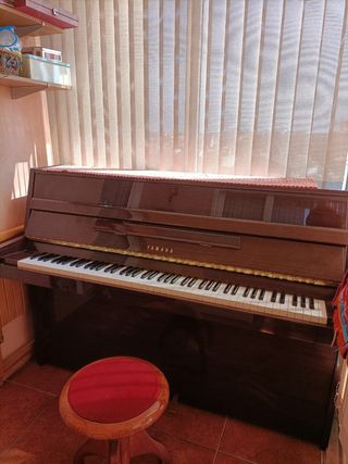 Piano vertical Yamaha con banqueta a juego