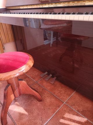 Piano vertical Yamaha con banqueta a juego
