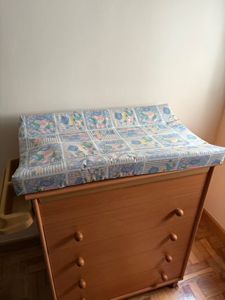 Mueble cambiador de bebé con bañera