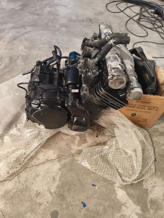 Motor Yamaha FZS 600