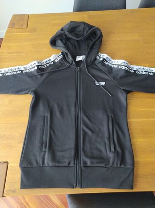 Chaqueta Adidas negra con cremallera

