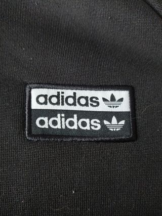 Chaqueta Adidas negra con cremallera
