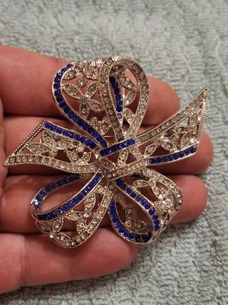 Broche de lazo azul y plata elegante joya mujer 